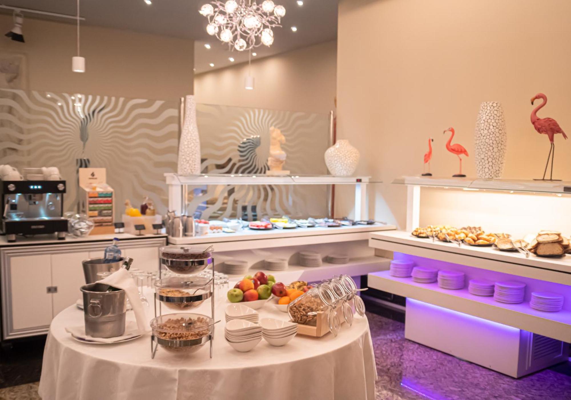 Hotel Princesa Parc Excellence Arinsal Exteriér fotografie A buffet at a hotel