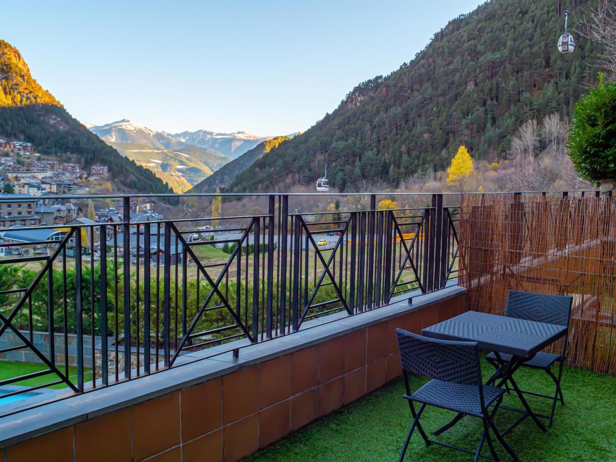 Hotel Princesa Parc Excellence Arinsal Exteriér fotografie A balcony in the Swiss Alps