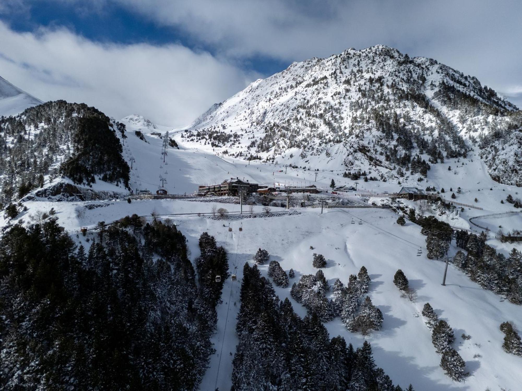 Hotel Princesa Parc Excellence Arinsal Exteriér fotografie Aerial view of the station